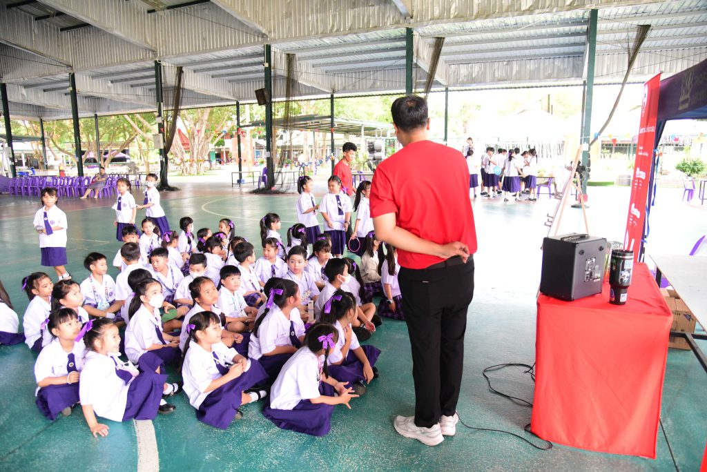 อาจเป็นรูปภาพของ 3 คน